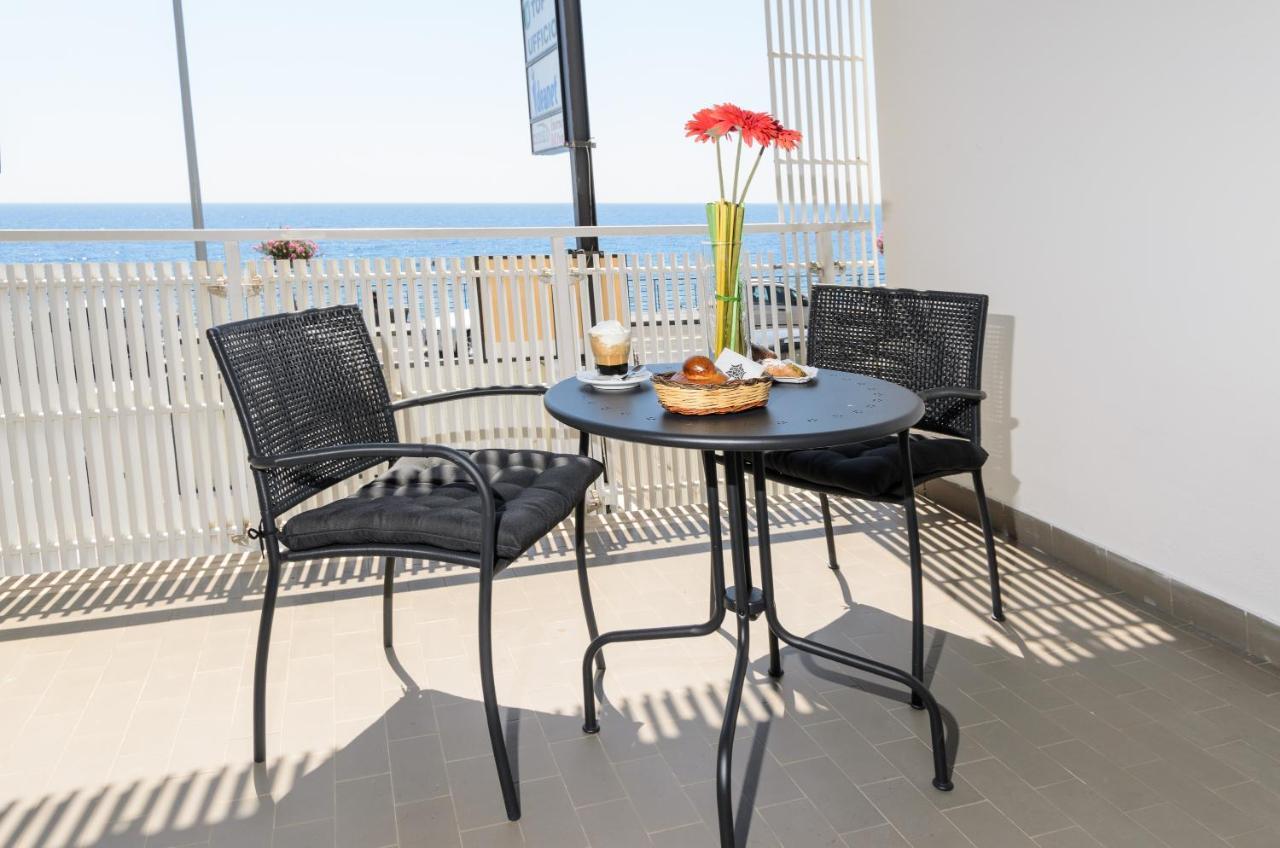 سانتا تيريزا دي ريفا Marina D'Agro Residence المظهر الخارجي الصورة