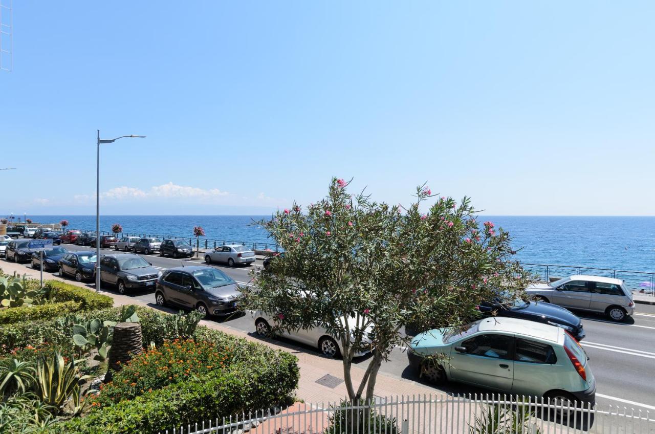 سانتا تيريزا دي ريفا Marina D'Agro Residence المظهر الخارجي الصورة